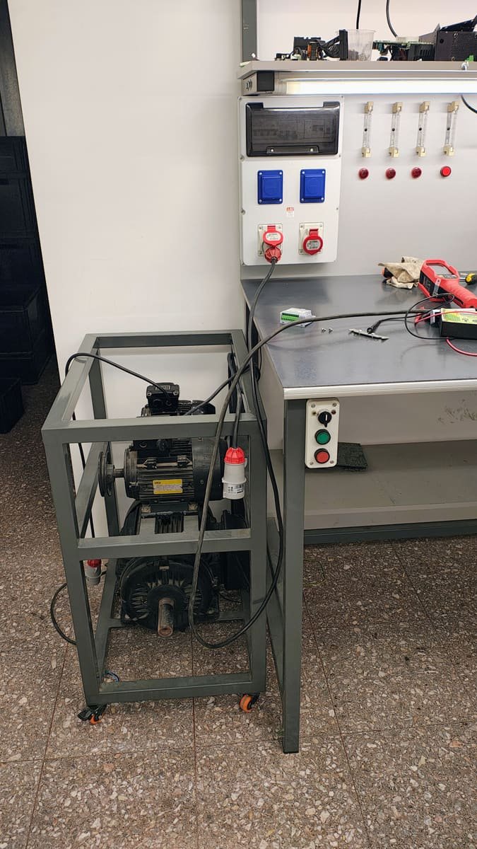 Banco de pruebas con motor para el ensayo bajo carga