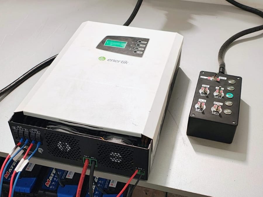 Inversor solar Enertik en el banco de pruebas, con baterías y carga real