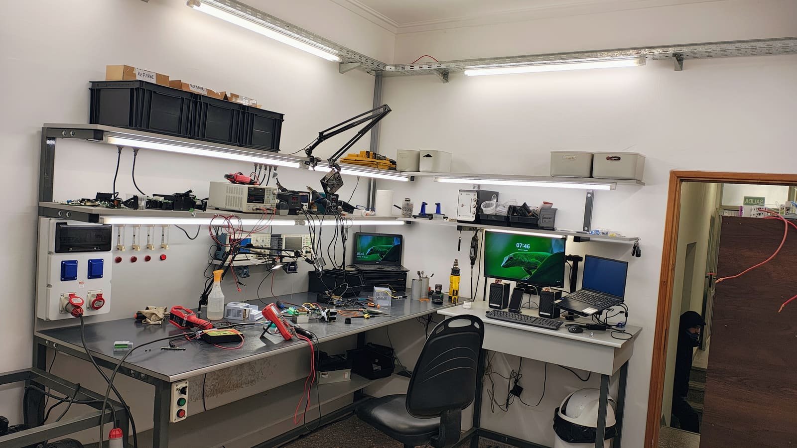Puesto de reparación con instrumental de laboratorio