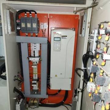 ABB ACS800 100 HP en tablero de industria petrolera — foto 1 de 14