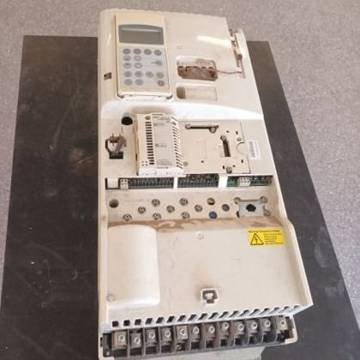 ABB ACS800 100 HP en tablero de industria petrolera — foto 2 de 14