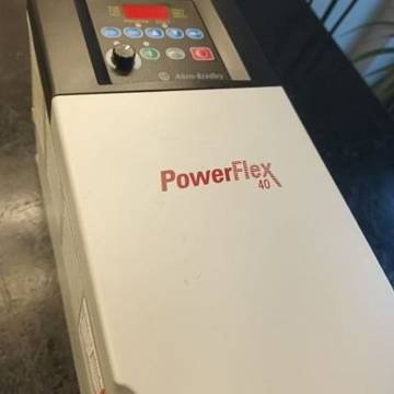 Dos Allen-Bradley PowerFlex 40 de 15 y 7,5 HP — foto 1 de 11