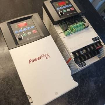 Dos Allen-Bradley PowerFlex 40 de 15 y 7,5 HP — foto 2 de 11